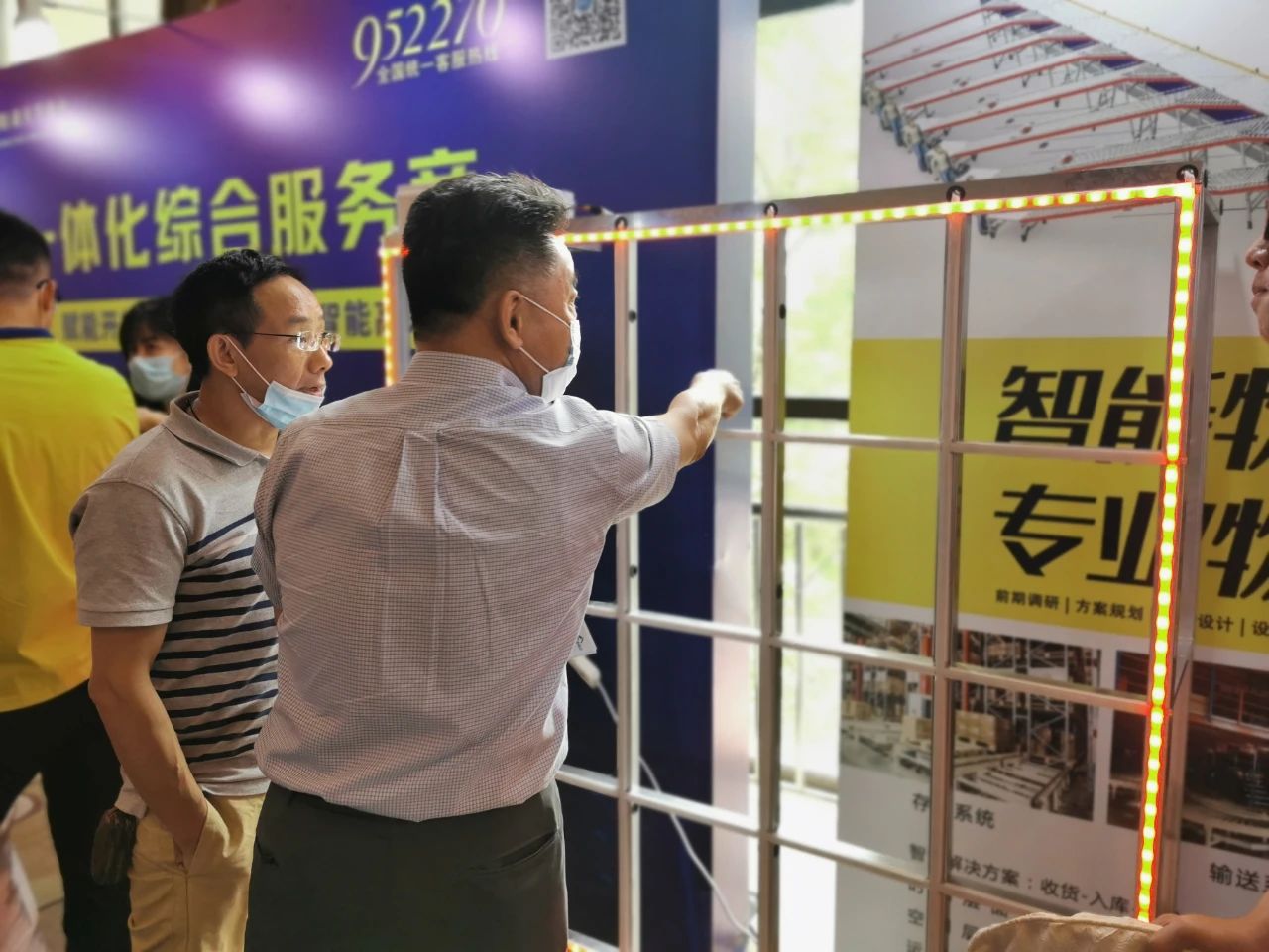 宝开常务副总裁王雷发表演讲 | 宝开再次荣获“服装物流行业优秀技术装备供应商”表彰