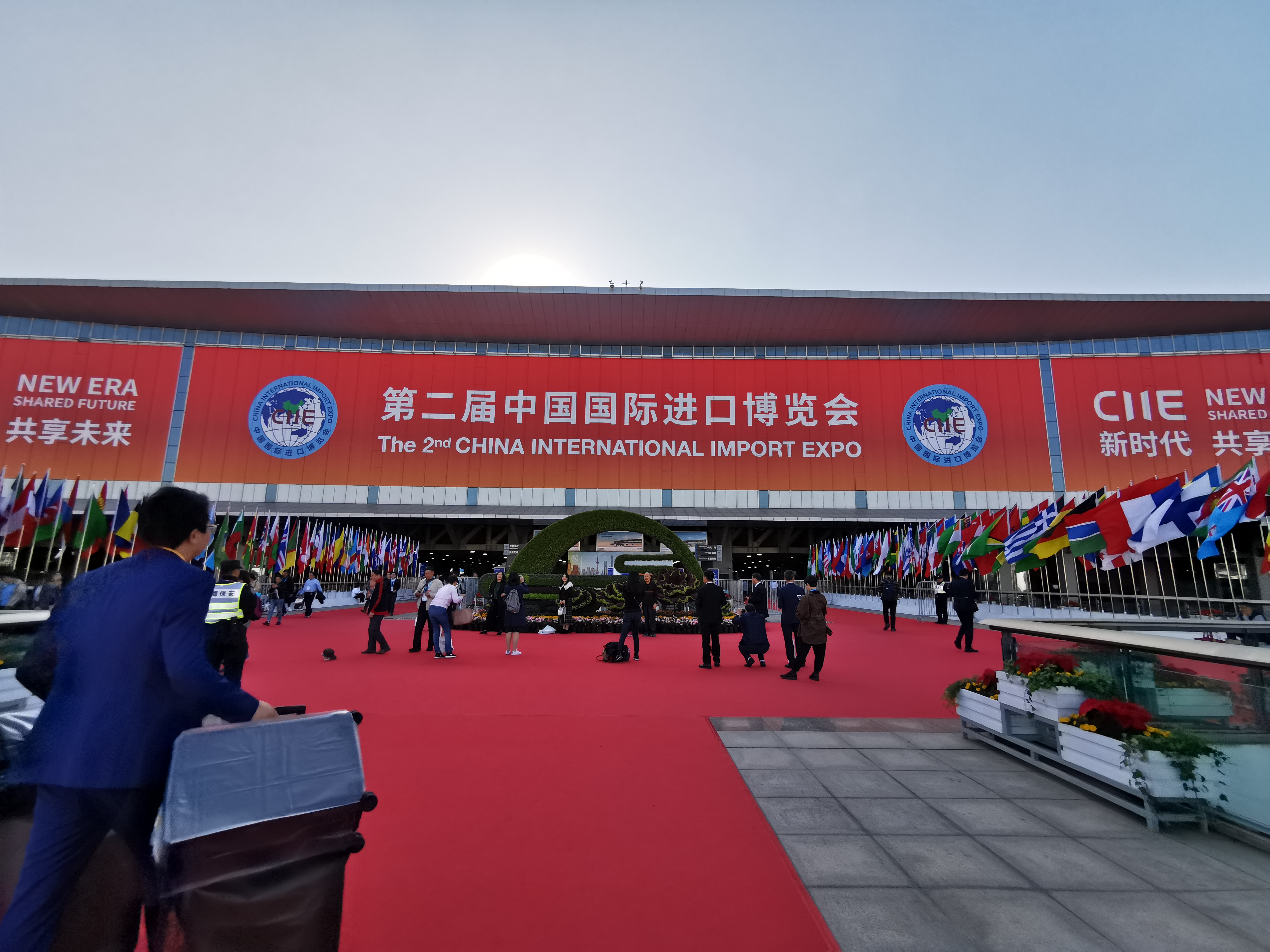 "合作、创新、共享"话进博一一宝开董事长邢志文参观进博并接受SMG记者采访