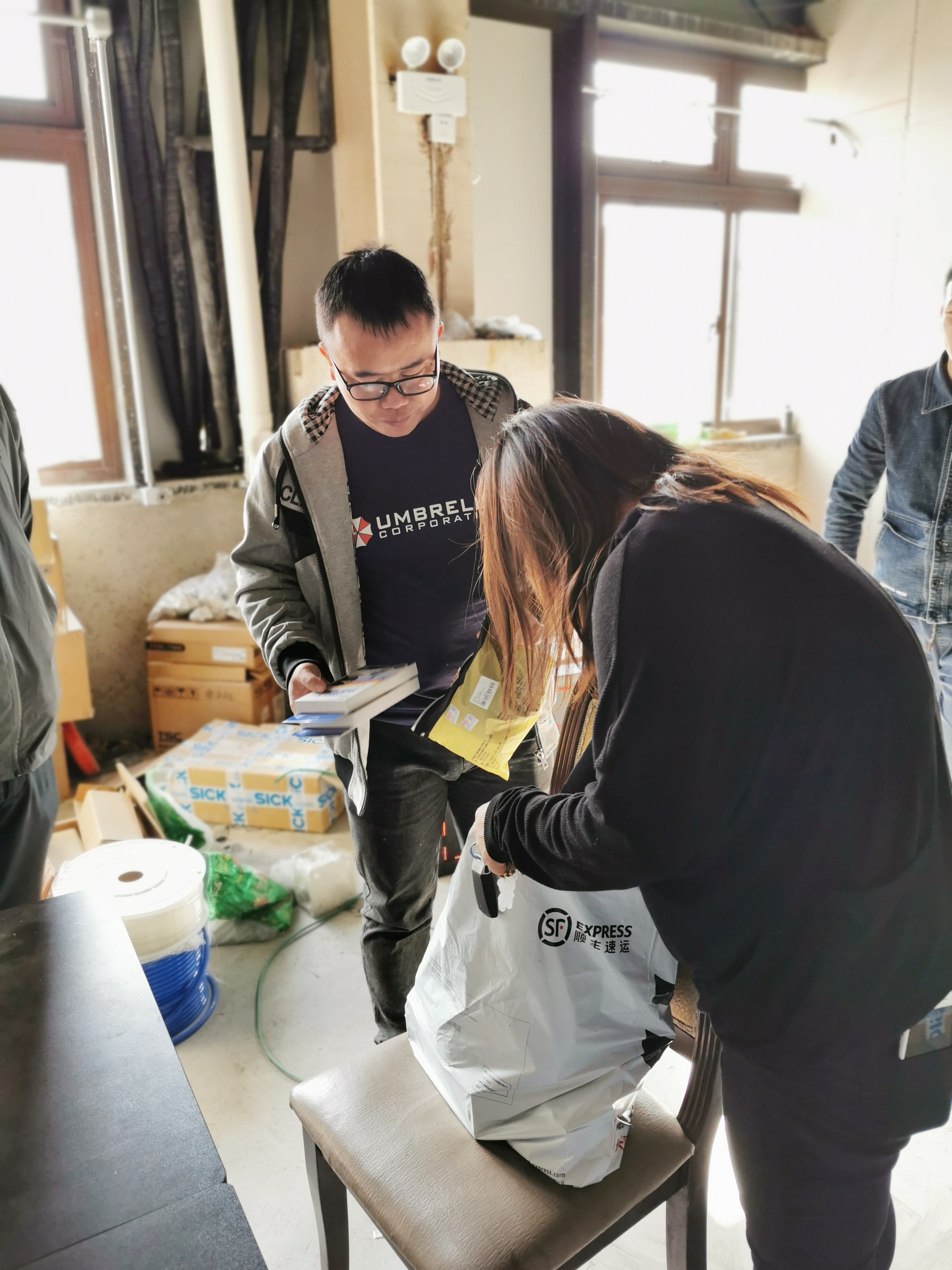 11月中旬,宝开工会组织开展“走一线、送温暖”关爱员工暖冬行动。