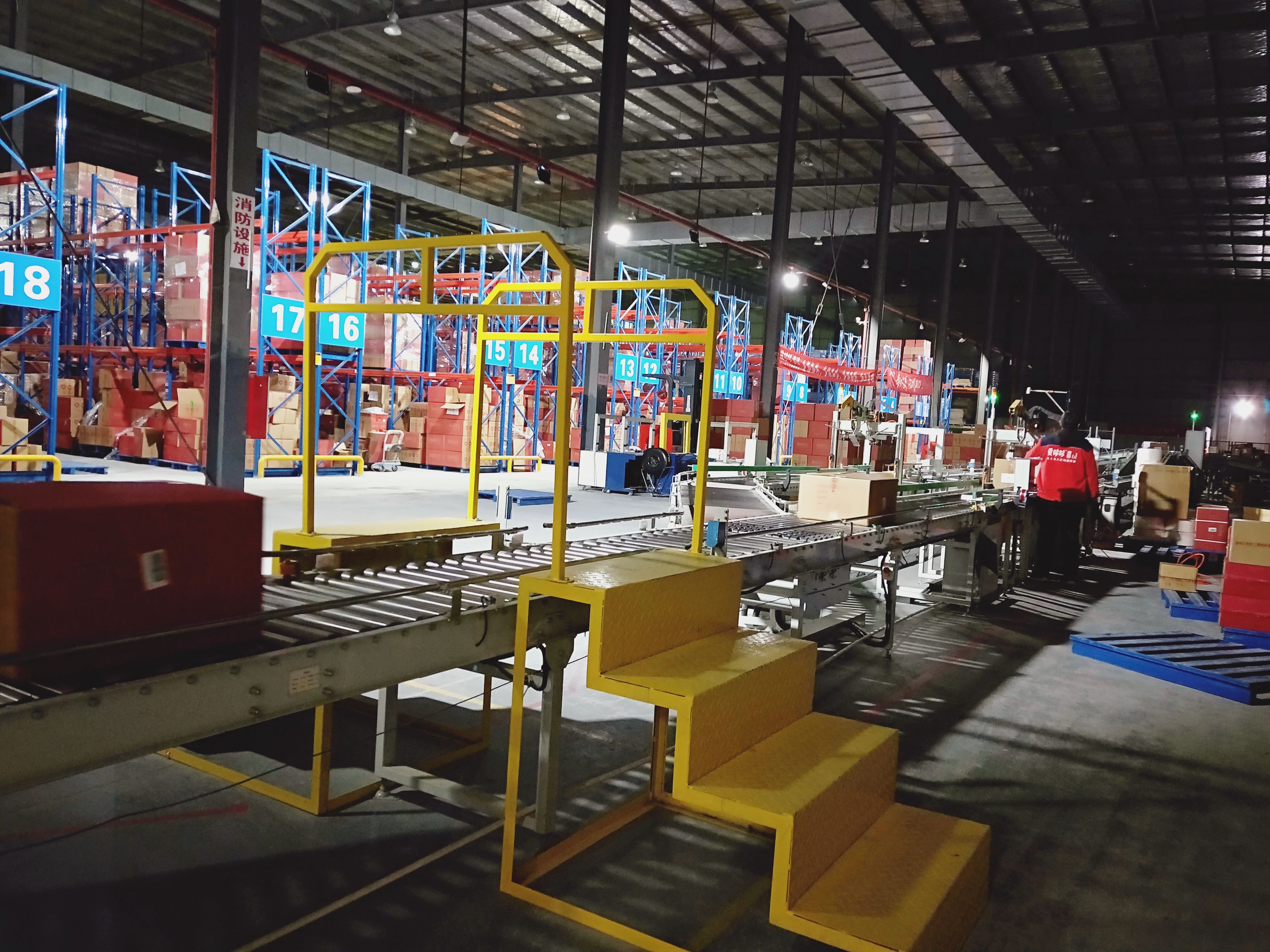 11月中旬,宝开工会组织开展“走一线、送温暖”关爱员工暖冬行动。